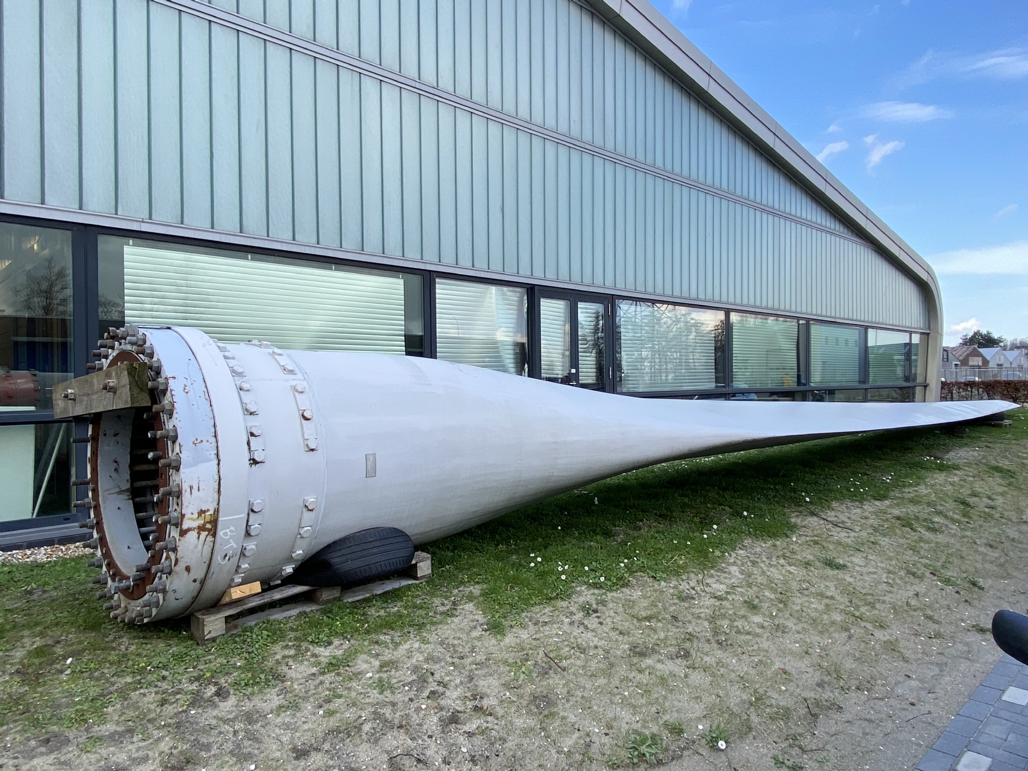 Windbladen van windmolens op zee hebben het zwaar te verduren